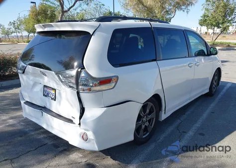 2017 Toyota Sienna Se 8 Passenger z USA, uszkodzony, nr VIN 5TDXZ3DC8HS885776
